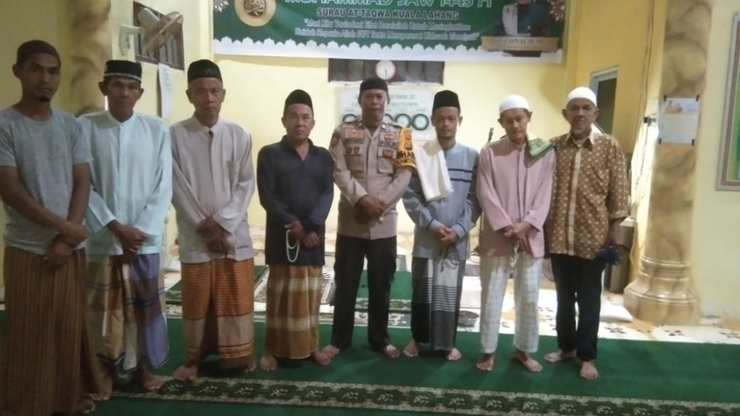 Bhabinkamtibmas Jalin Persaudaraan Shalat Subuh Berjamaah Dengan Warga