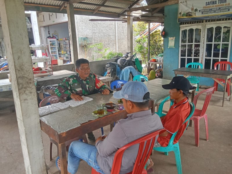 Babinsa Koramil 03/Tempuling Rangkul Tokoh Masyarakat, Jalin Kerukunan Warga