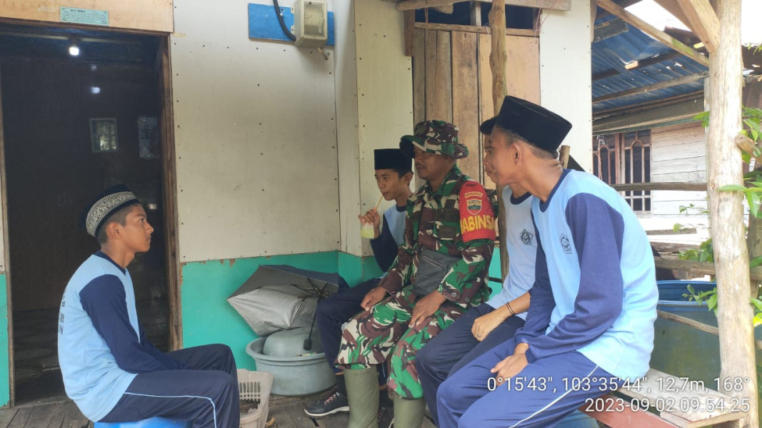 Babinsa Koramil 10/Pelangiran Sampaikan Kepada Siswa Untuk Bijak Bermedia Sosial