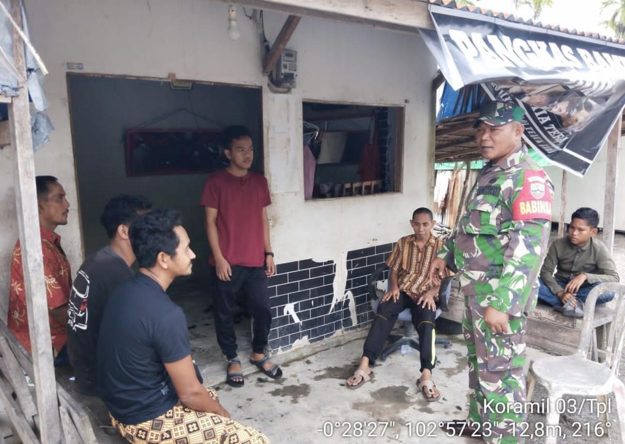 Sambangi Tokoh Pemuda, Babinsa 03/Tpl Sampaikan Pesan Kamtibmas