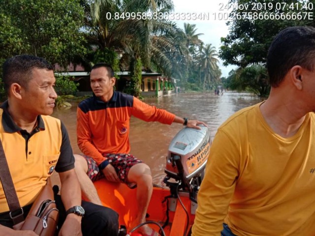Kasat Binmas Polres Rohul dan BPBD Tinjau Beberapa Lokasi Dampak Banjir