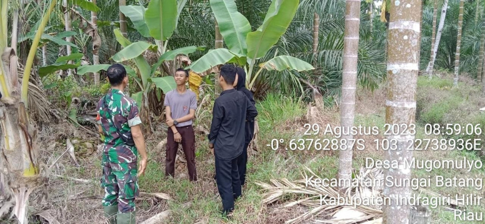 Cegah Kebakaran, Babinsa Koramil 07/Reteh Turun Melihat Situasi Yang Ada Di Wilayah