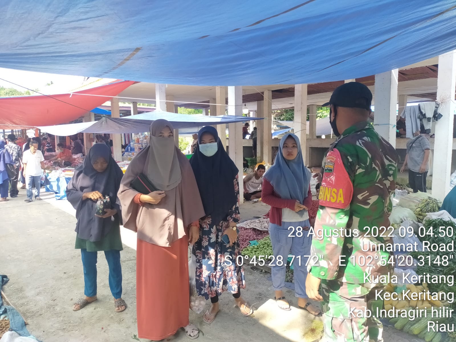 Personel Koramil 09/Kemuning Terus Mengingatkan Warga Terkait Penerapan Prokes