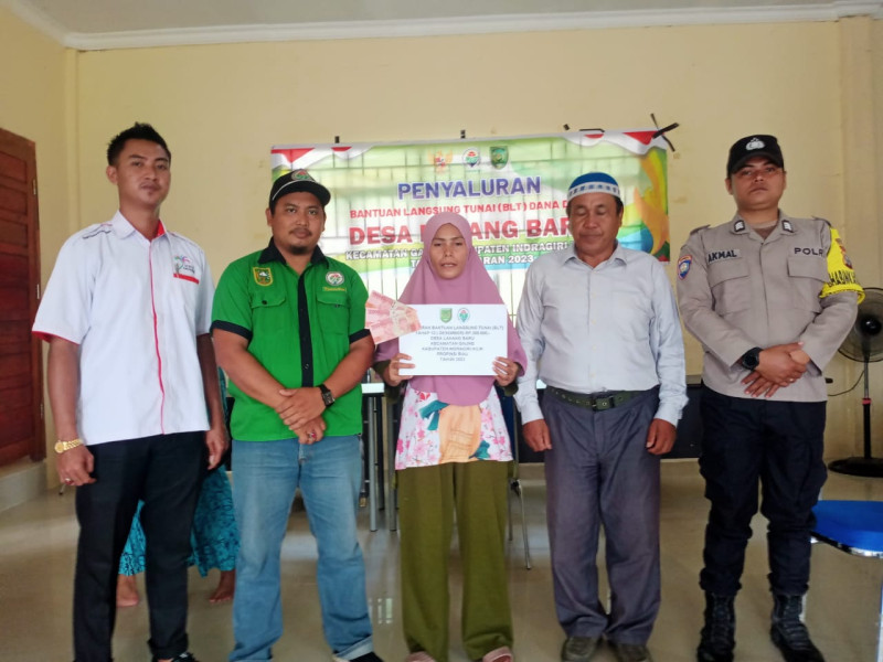 Bhabinkamtibmas Kawal Pembagian Dana Bantuan Langsung Tunai (BLT) Warga Desa Lahang Baru Kecamatan Gaung