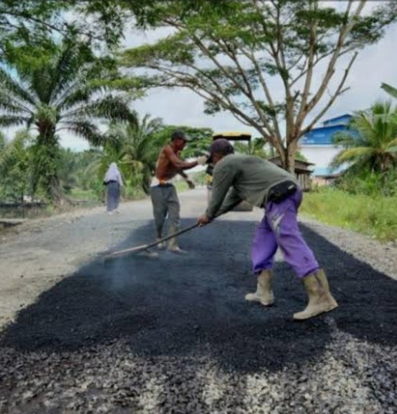 Upaya Tingkatkan Konektivitas Antar Wilayah, Jalan Poros Rohil dan Rohul Mulai Diaspal