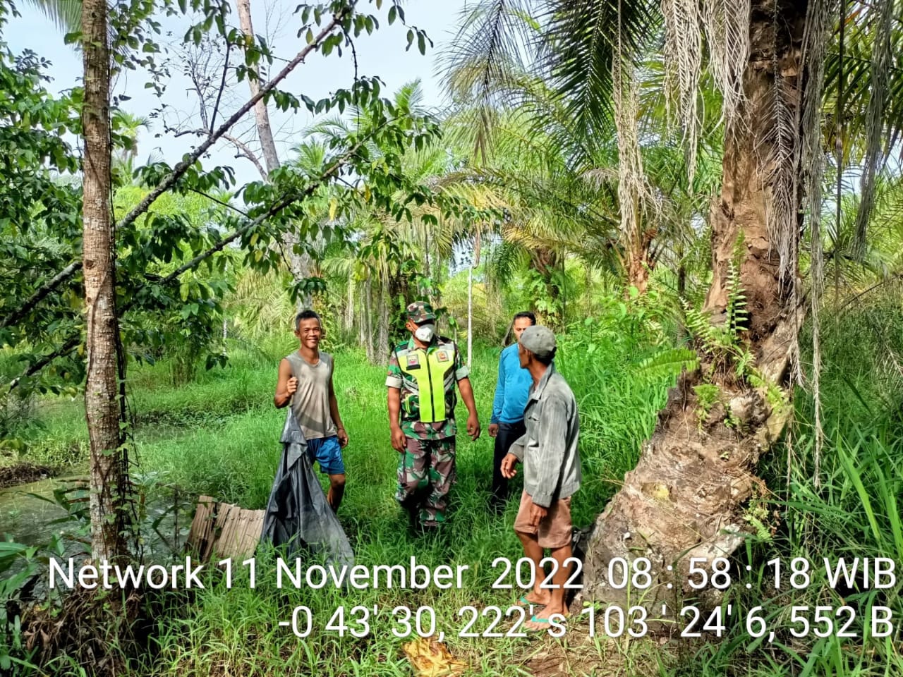 Lihat Kondisi Lahan dan Hutan, Babinsa Koramil 07/Reteh Melalui Patroli