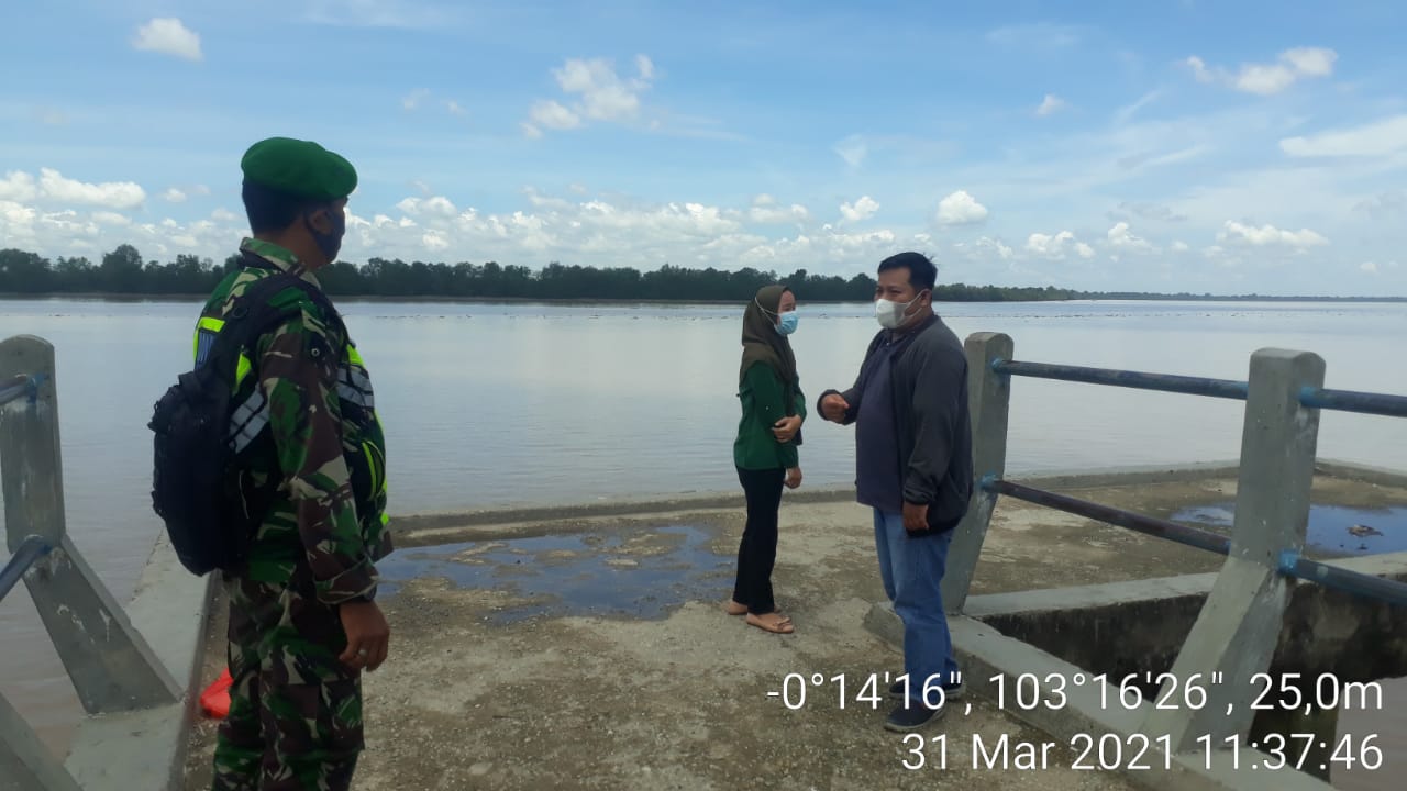 Penegakkan Disiplin Gencar, Babinsa Sungai Piring Himbau Warga di Pelabuhan Terapkan Prokes