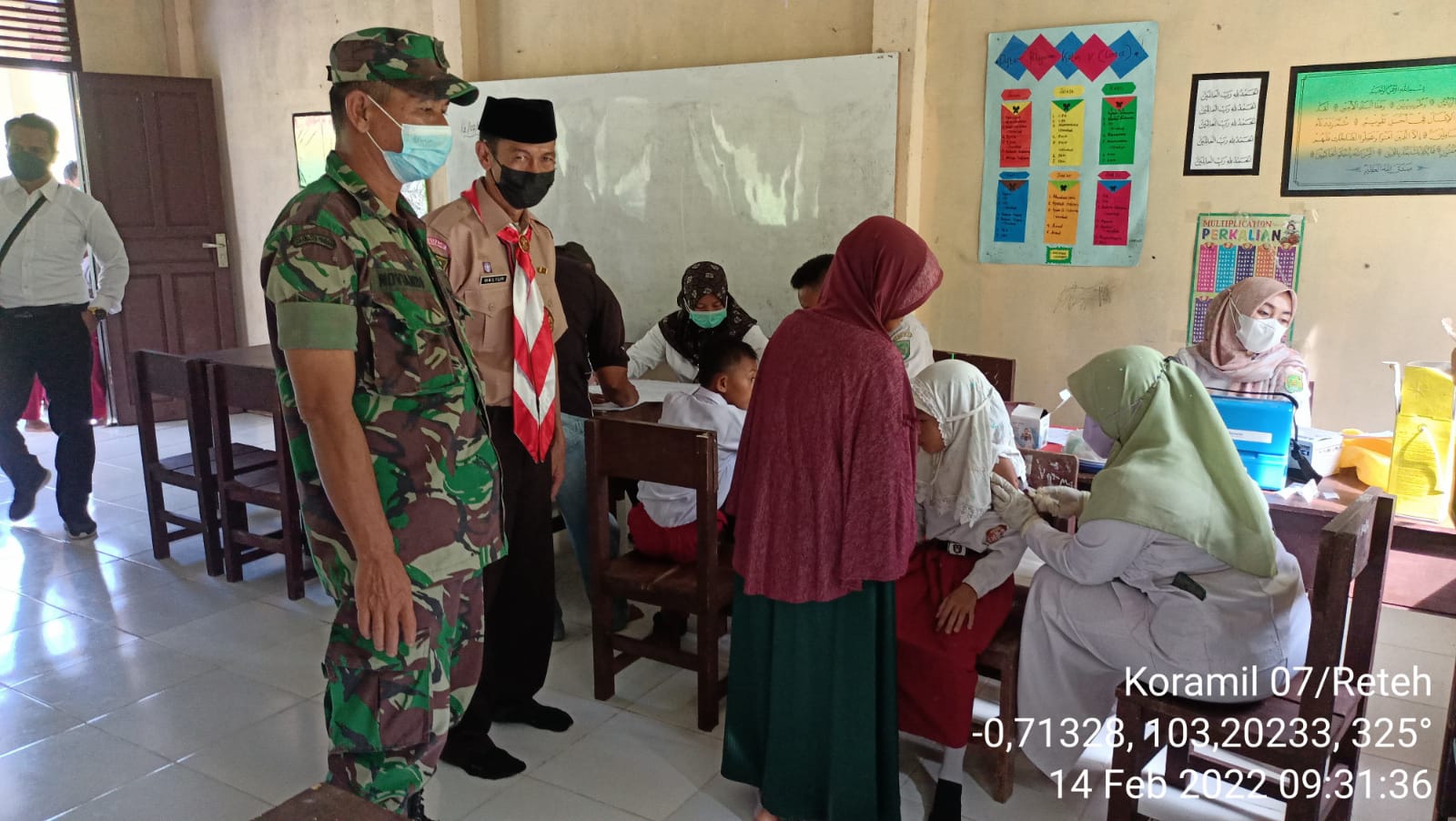 Kompak, Babinsa dan Bhabinkamtibmas Dampingi Vaksinasi untuk Pelajar di Pulau Kijang