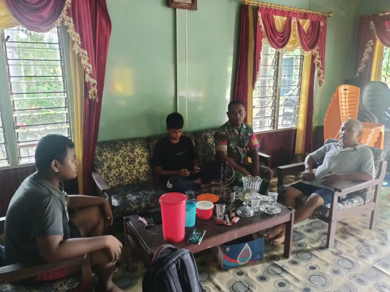 Babinsa Koptu Margono Jalin Silaturahmi dan Kedekatan Dengan Warga Melalui Komsos