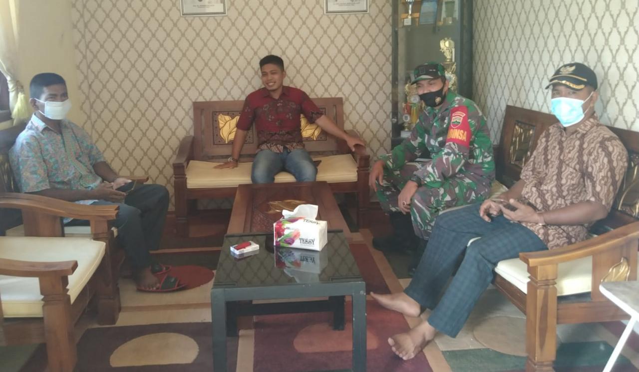 Tingkatkan Kerjasama di Wilayah, Babinsa 03/Tempuling Sambangi Kantor Desa 