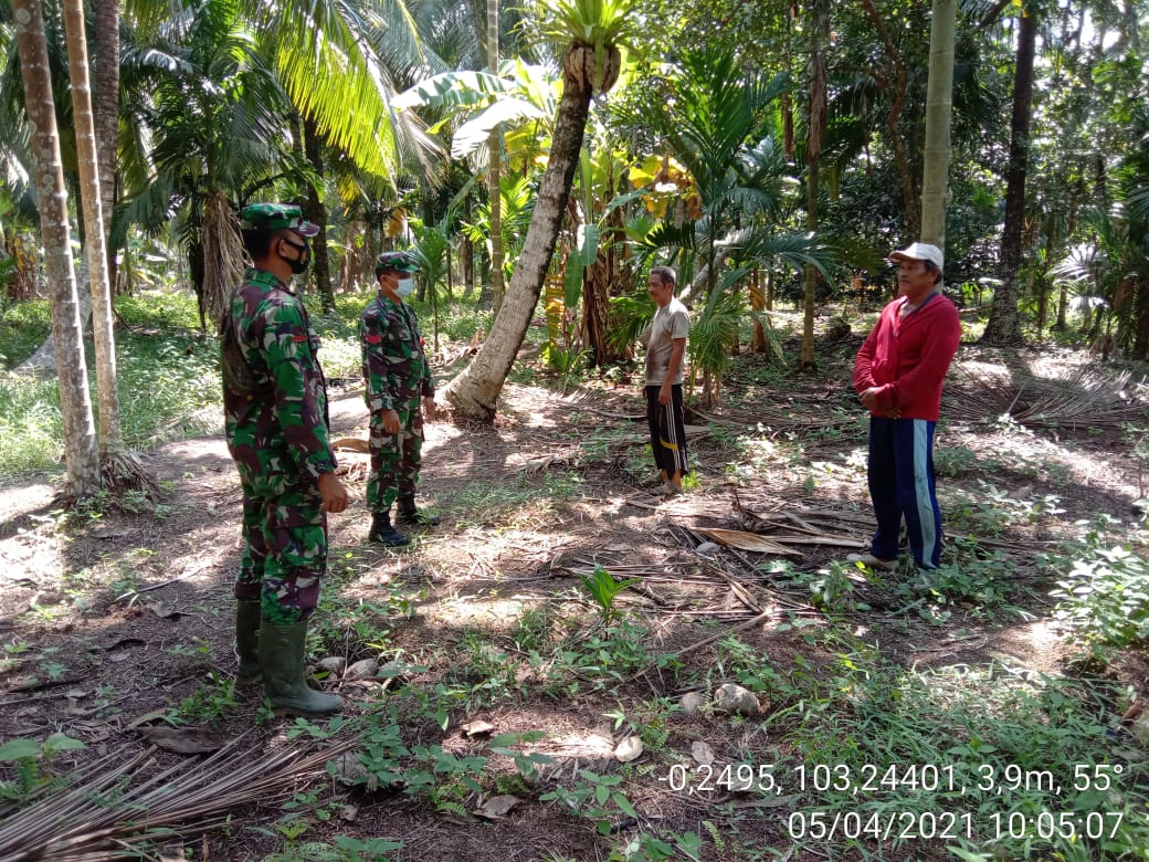 Dua Personil Koramil 12/Batang Tuaka Laksanakan Patroli Karlahut Bersama Warga 