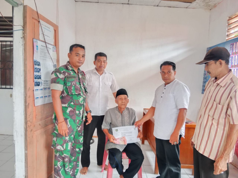 Danramil 09/Kemuning Bersama Pihak Koordinator Desa Berikan Penyaluran Dana BLT Kepada Masyarakat