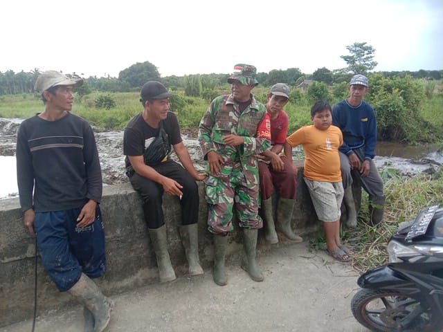 Tingkatkan Keamanan, Babinsa Koramil 03/Tpl Sambangi Masyarakat Melalui Komsos