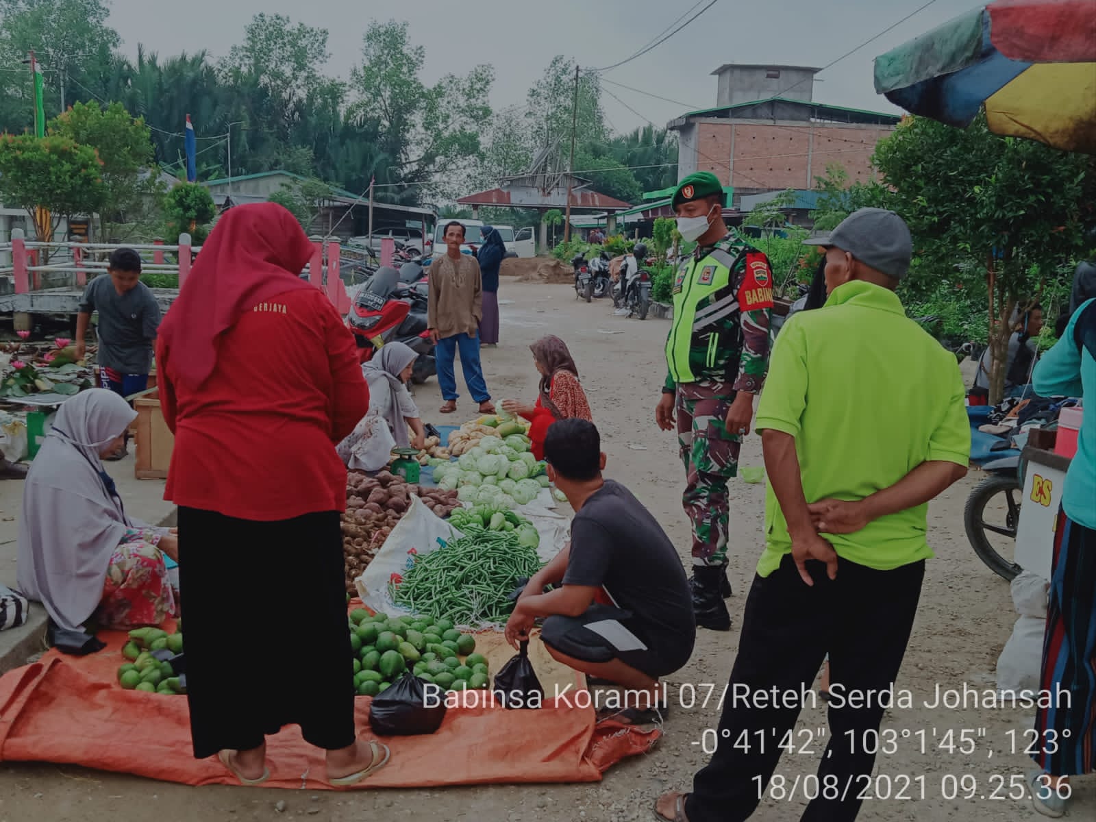 Babinsa 07/Reteh Imbau Pembeli dan Pedagang di Pasar Mingguan Patuhi Protkes
