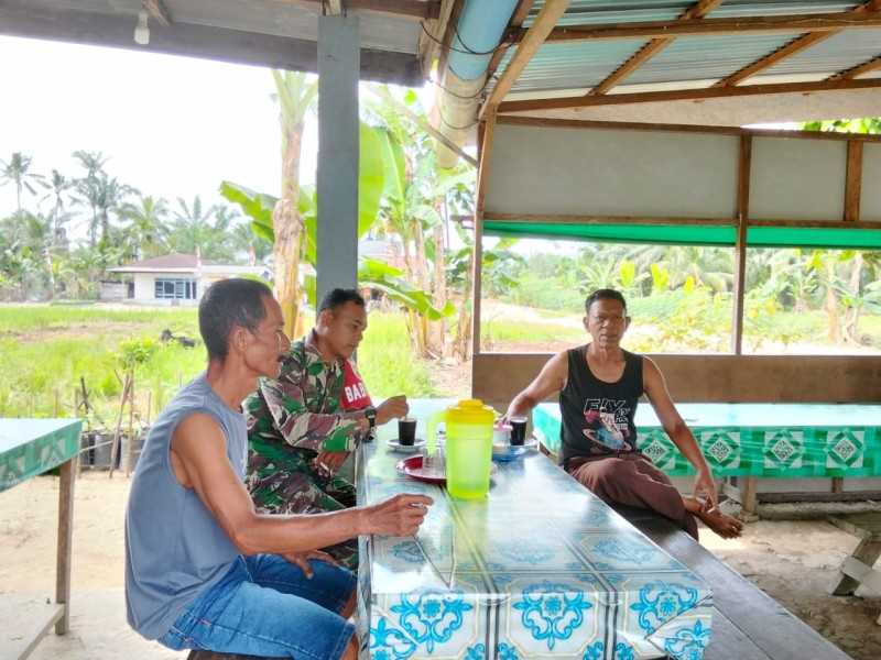 Babinsa Serda Suirwansah Himbau Masyarakat Kampung Pancasila untuk Menumbuhkan Hidup Sosial dan Rukun