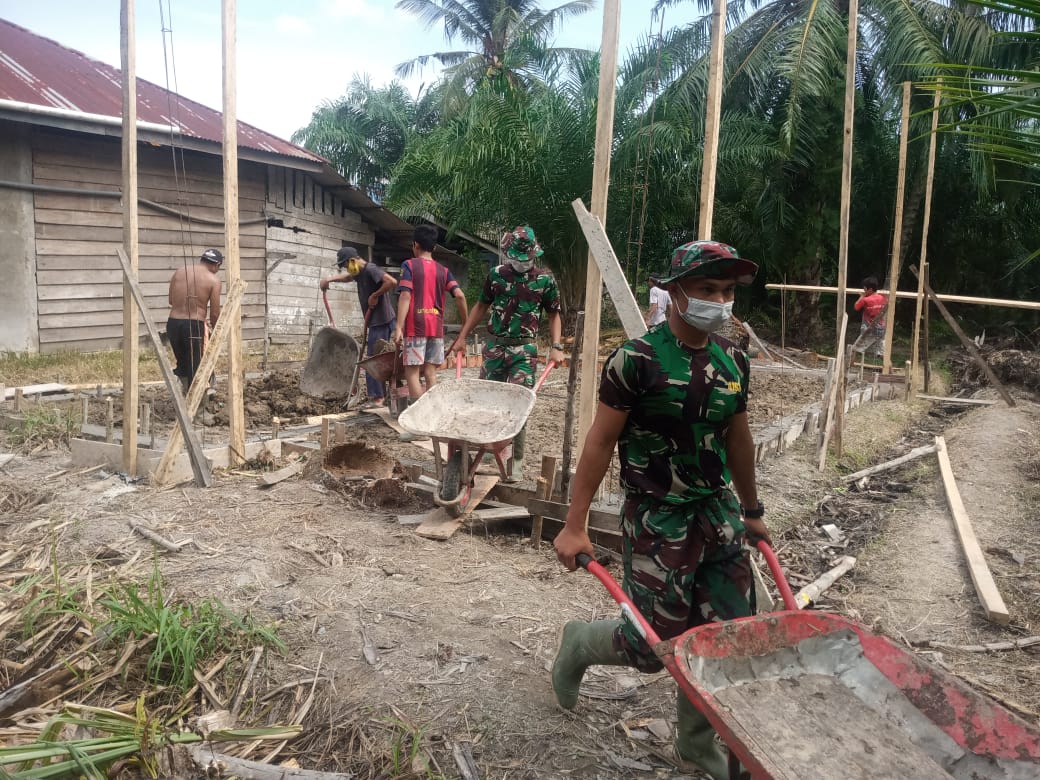 Anggota Satgas TMMD Goro Bantu Bangun Rumah Warga