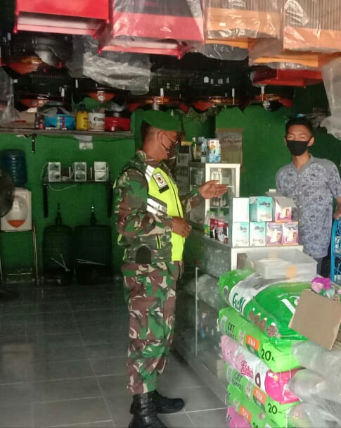 Serma Zamzami Melaksanakan Kegiatan Penegakan Disiplin Prokes di Tempat Umum