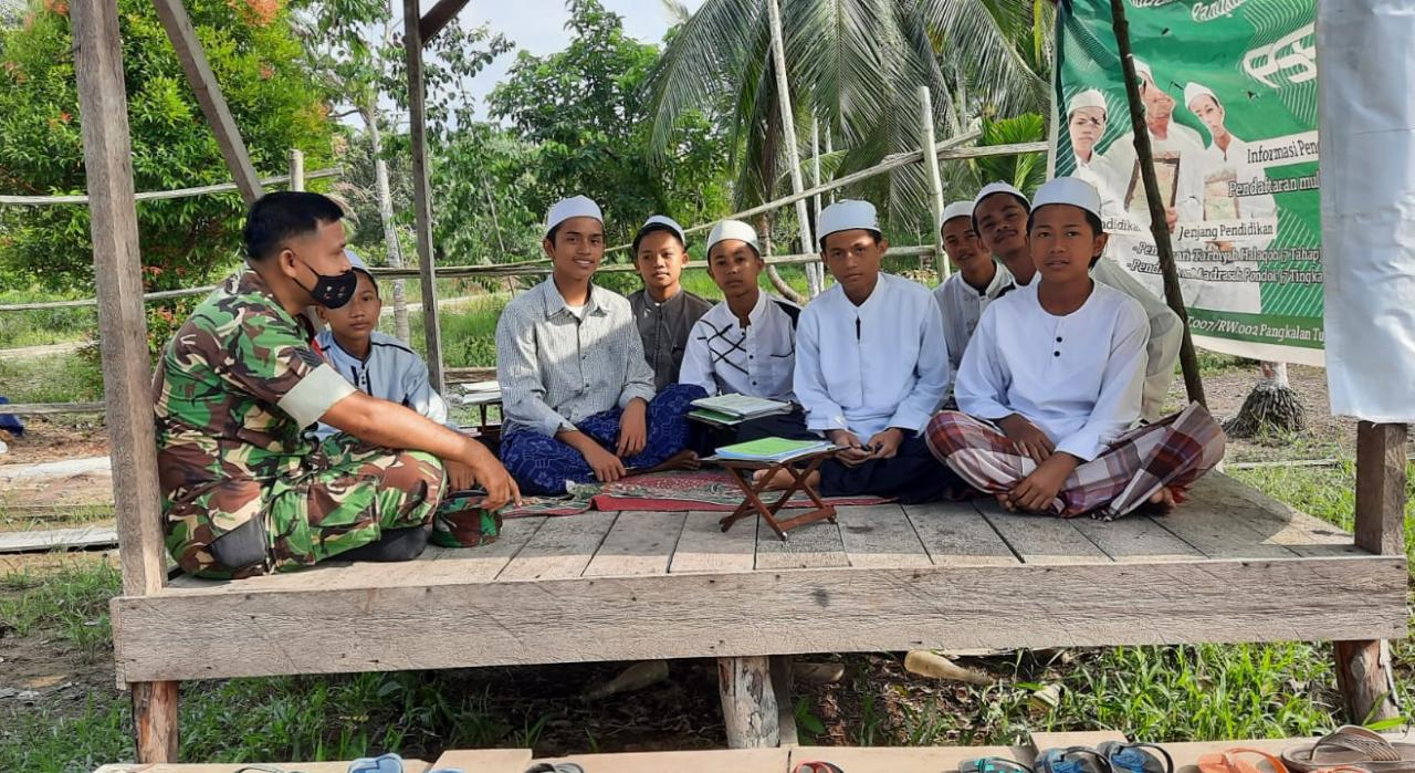 Bati Tuud Koramil 03/Tempuling Komsos Dengan Santri Ponpes Fhatur Ulum  Khair 
