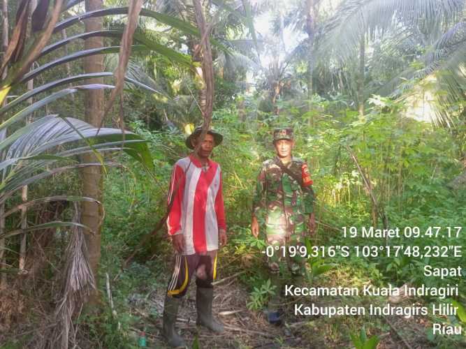 Jaga Kebersihan Lingkungan, Babinsa Koramil 04/Kuindra Tegakkan Patroli Karhutla