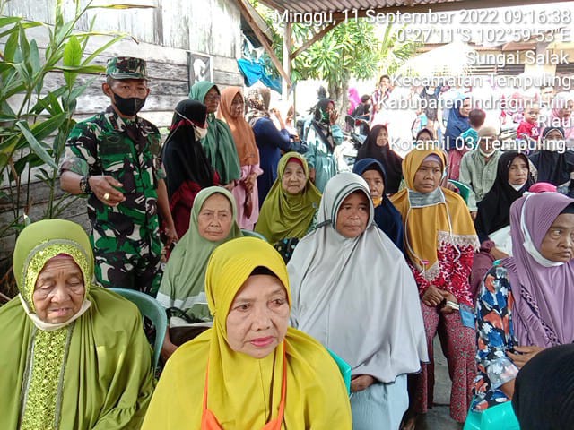 Danramil 03/Tempuling Dampingi Penyaluran BST di Kecamatan Tempuling