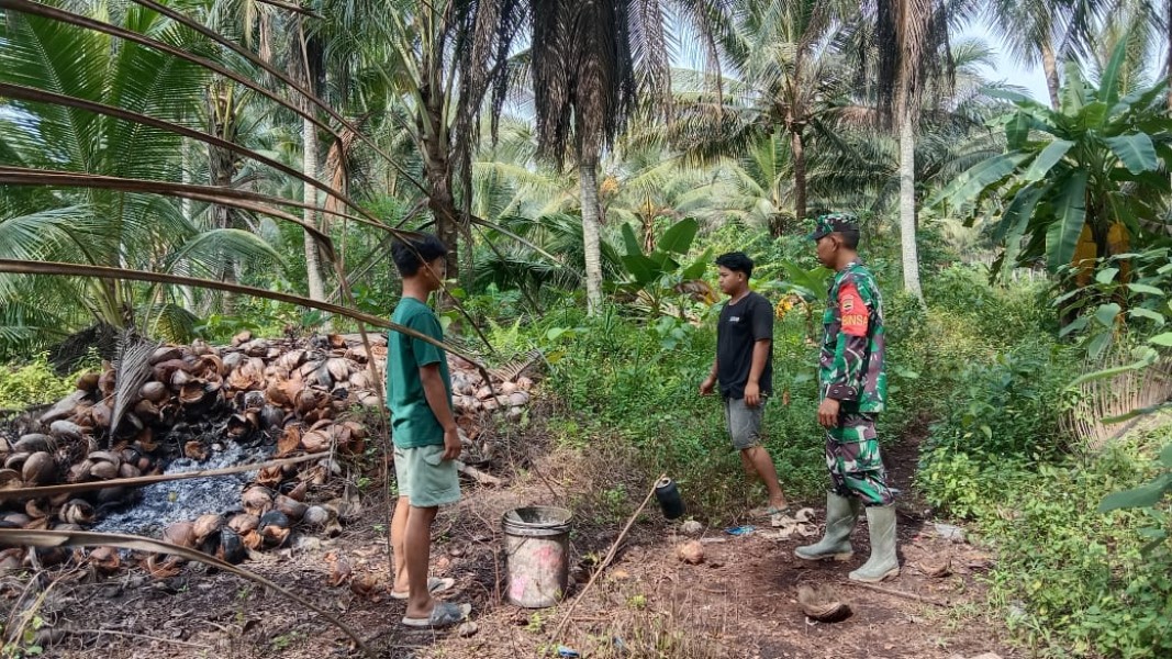 Babinsa Koramil 07/Reteh Himbau Masyarakat Untuk Hindari Membakar Lahan