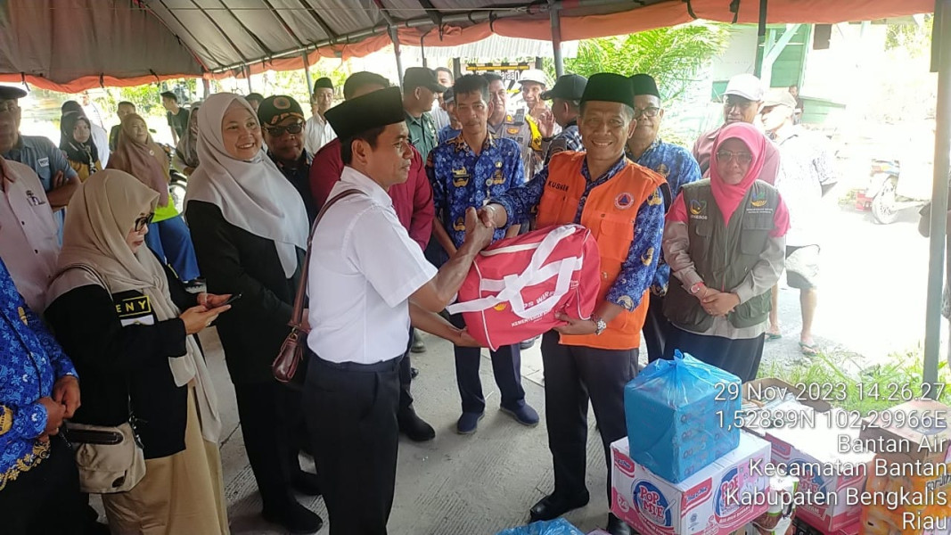 Pemkab Bengkalis Serahkan Sembako  Kepada Warga Di 7 Desa  Kecamatan Bantan Terdampak Banjir