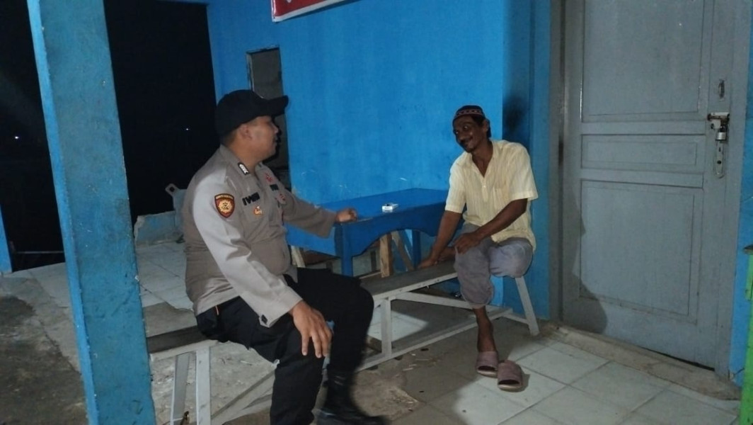 Sambangi Masyarakat, Bripka Iwan Riyadi Jaga Keamanan dan Ketertiban di Lingkungan