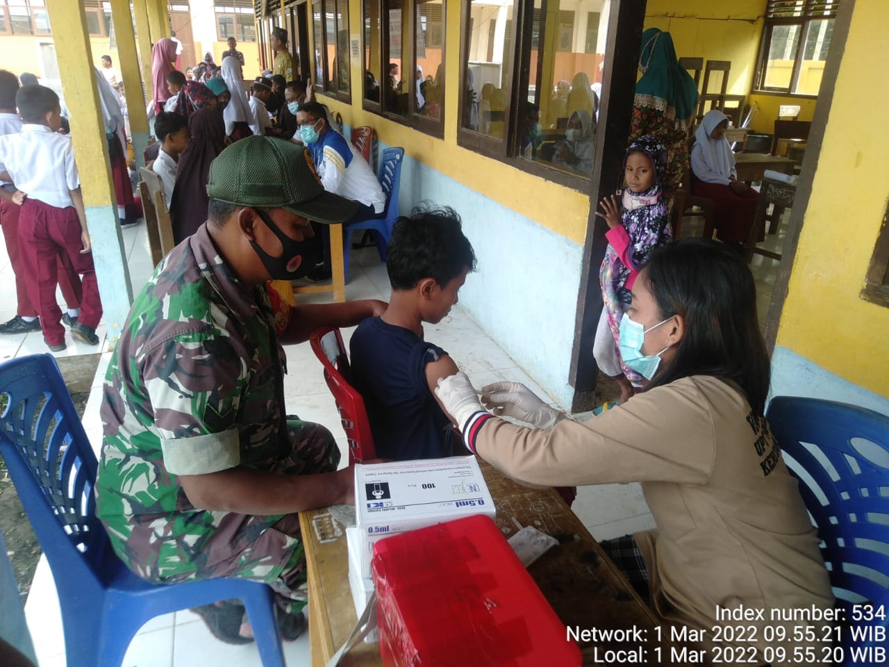 Babinsa Koramil 09/Kemuning Lakukan Serbuan Vaksin di SDN 012 Keritang Hulu