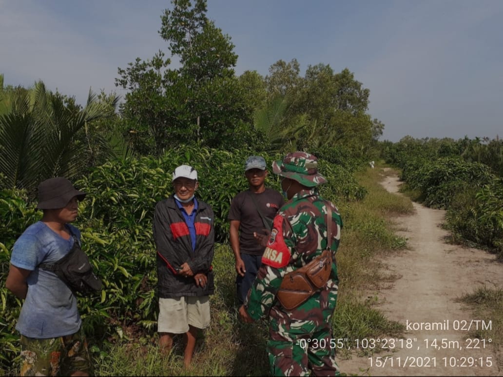 Sertu P Siregar Sosialisasikan Bahaya Karhutla ke Masyarakat Tanah Merah