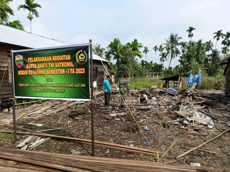 Dengan Semangat Yang Kuat, Anggota Koramil 07/Reteh Terus Lakukan Program RTLH
