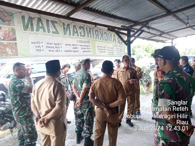 Babinsa Pelda Nofiandi Bersama Pj Bupati Beserta Rombongan Lakukan Peninjauan Jembatan Yang Akan Diperbaiki