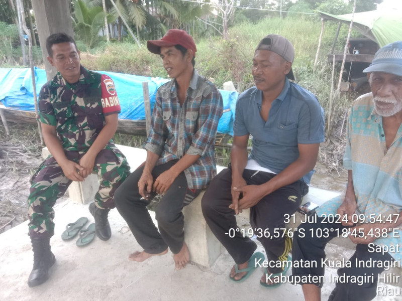 Demi Kenyamanan, Babinsa Koramil 04/Kuindra Bersama Masyarakat Dapat Mengaktifkan Kembali Siskamling