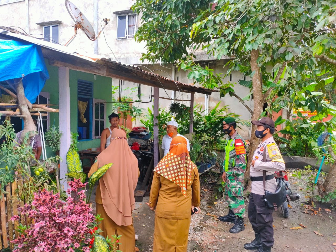 Babinsa Koramil 03/Siak Bersama Unsur Terkait Laksanakan PPKM Guna Ajak Warga Patuhi Prokes Babinsa Koramil 03/Siak Bersama Unsur Terkait Laksanakan PPKM Guna Ajak Warga Patuhi Prokes