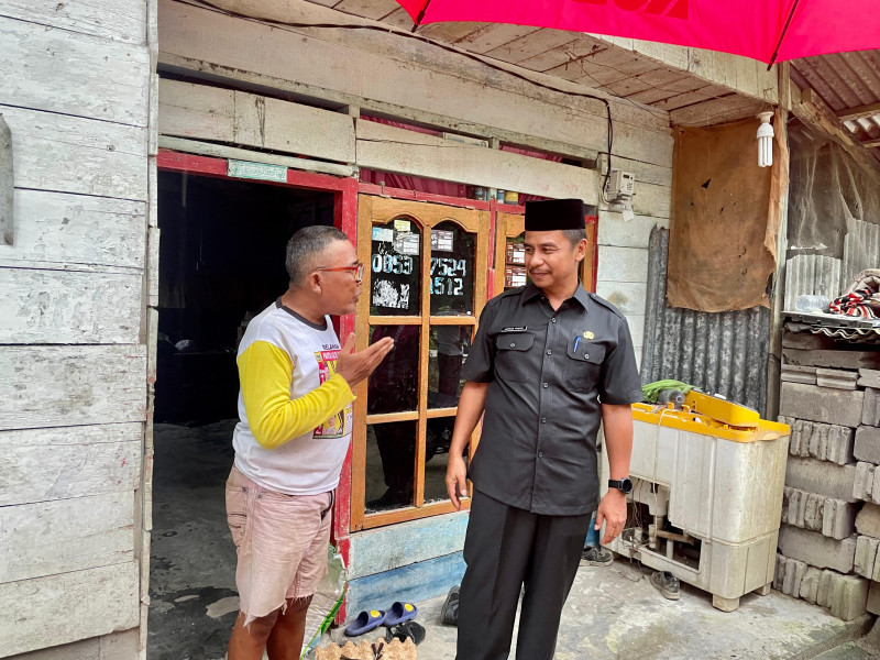 Pj Sekda Kampar Serahkan Bantuan Kepada Masyarakat Yang Sakit dan Kurang Mampu