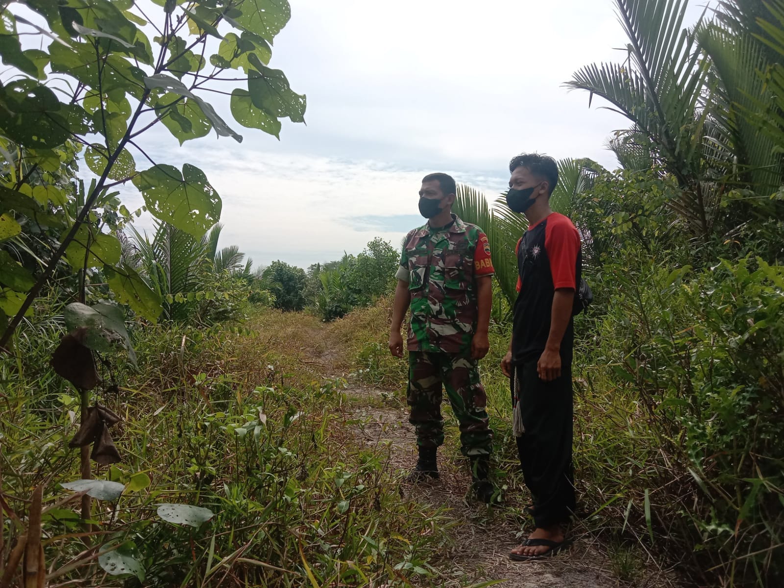 Masyarakat dan Babinsa Koramil 04/Kuindra Peduli Terhadap Karlahut