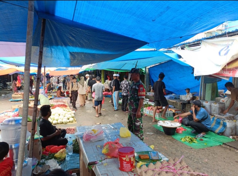 Patroli di Pasar Mingguan, Babinsa Koramil 05/Gas Pastikan Harga Bahan Pokok Stabil