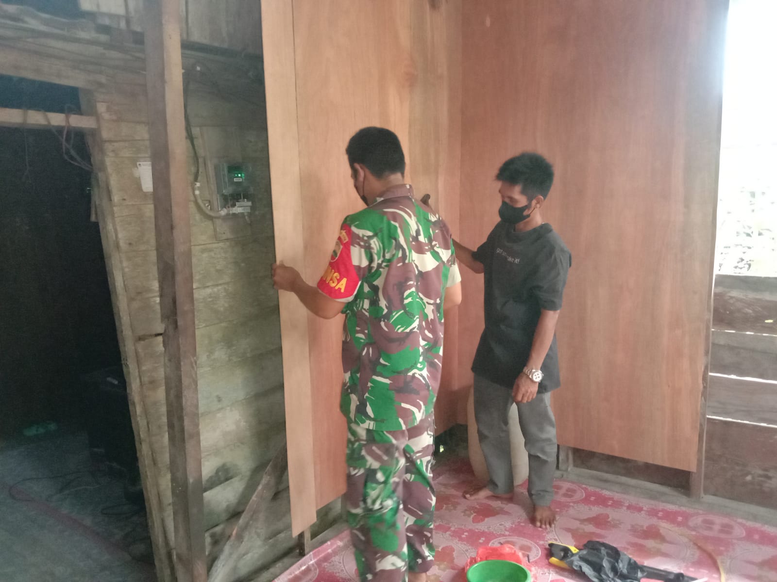 Giat Lakukan Gotong Royong Bersama Warga Oleh Babinsa Koramil 04/Kuindra Serda Ali Borkat Harahap