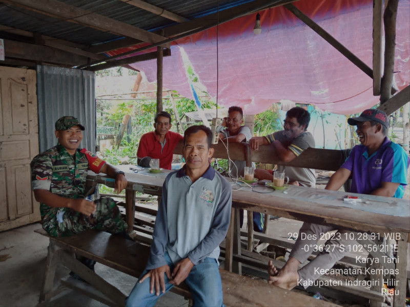 Babinsa 03/Tpl Sambangi Warga, Ajak Jaga Kamtibmas Menjelang Pemilu 2024