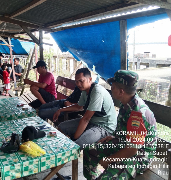 Dengan Komsos, Babinsa Koramil 04/Kuindra Ciptakan Kedekatan dan Kebersamaan Bersama Masyarakat Setempat