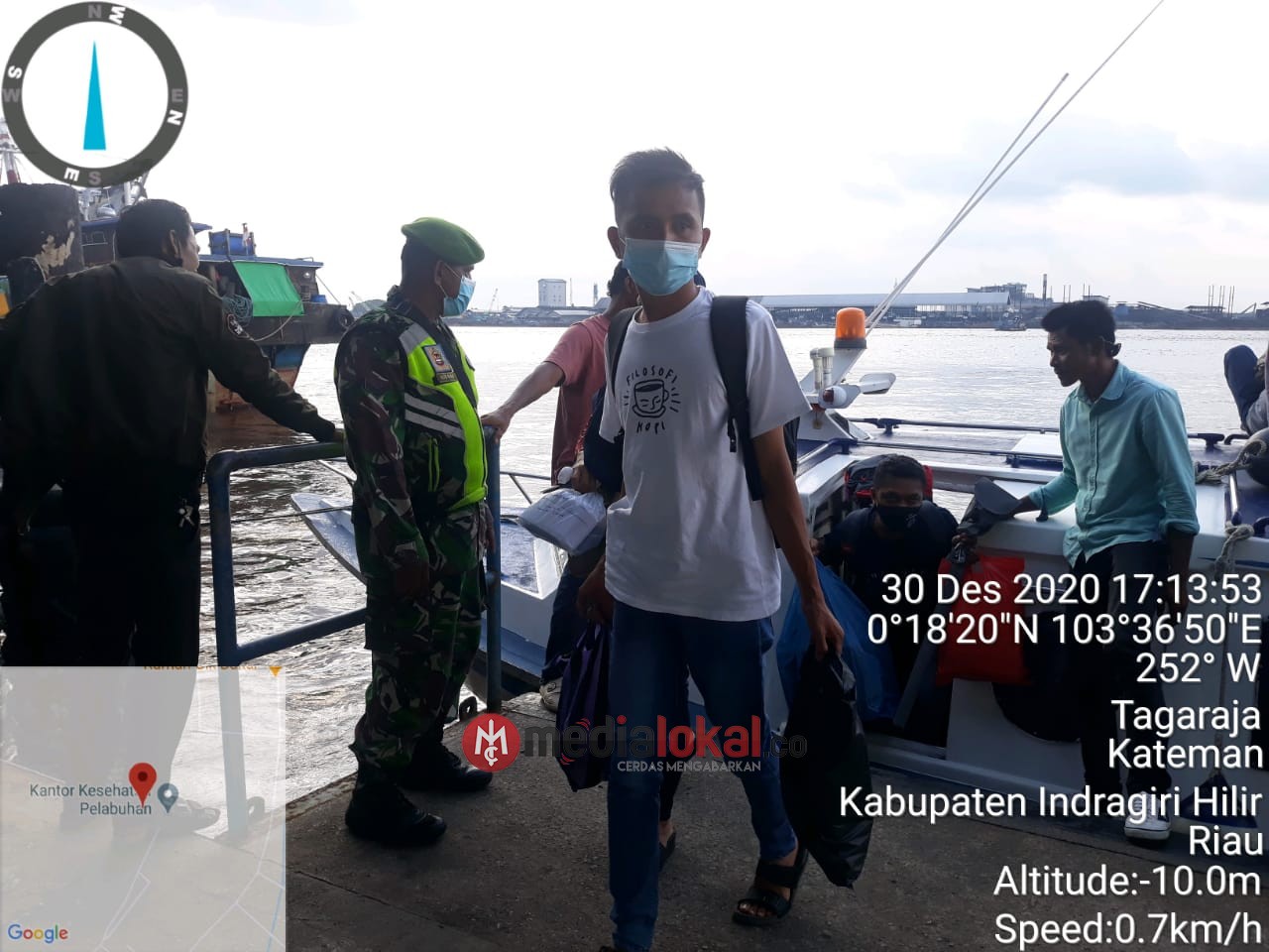 Sertu Wirman Bersama Satgas Lakukan Pemantauan Terhadap Penumpang Pelabuhan HK