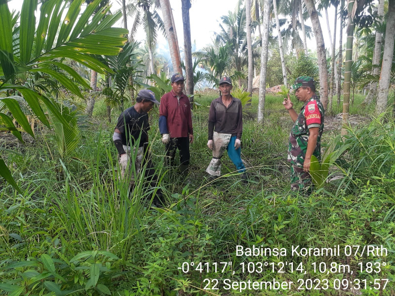 Babinsa Koramil 07/Reteh Terus Patroli Karhutla Bersama Warga