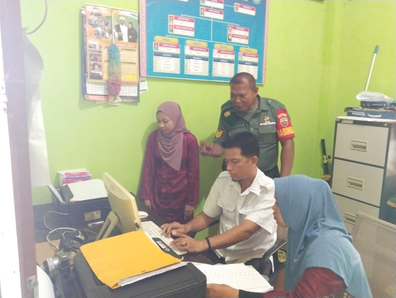 Aktif Komsos Bersama Lurah Dan Perangkat Kelurahan Menjadikan Hubungan Kerja Antara Babinsa 03/Tpl Dan Aparat Kelurahan Semakin Solid