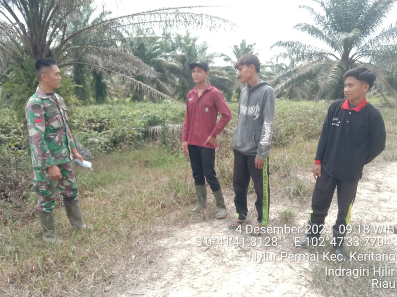 Pencegahan Karlahut Dilakukan Rutin Oleh Babinsa Koramil 09/Kemuning Guna Kenyamanan Lingkungan