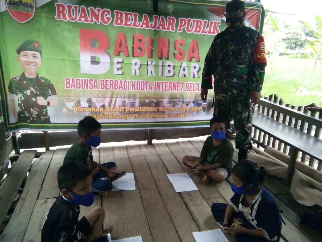 Bantu Siswa Belajar Daring, Koramil 04/Kuindra Kodim 0314/Inhil 'BERKIBAR' di Sungai Berapit