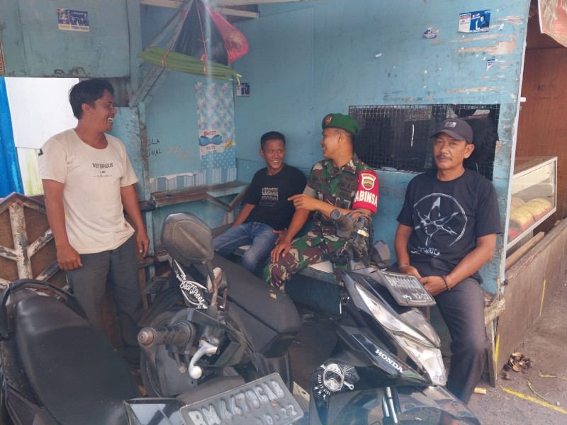 Babinsa Desa Sungai Asam Laksanakan Komsos untuk Mempererat Hubungan dengan Warga