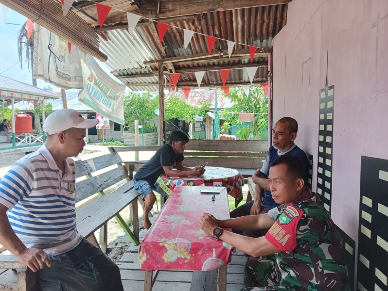 Tingkatkan Silahturrahmi saat Ramadhan, Babinsa Koramil 07/Reteh Laksanakan Komsos di Desa Sungai Terab