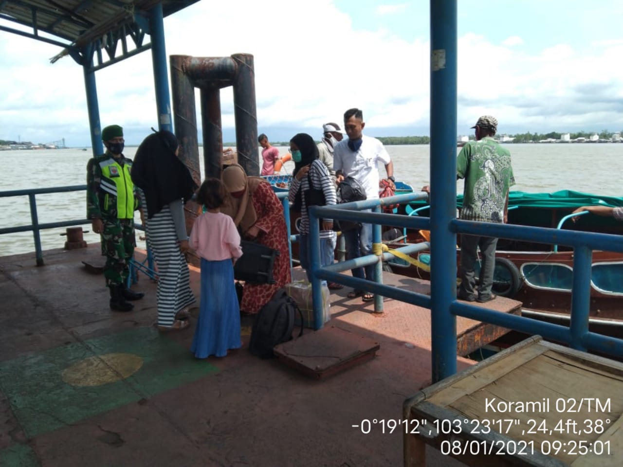 Penegakan Protkes di Pelabuhan Kuala Enok Oleh Personil Koramil 02/Tanah Merah