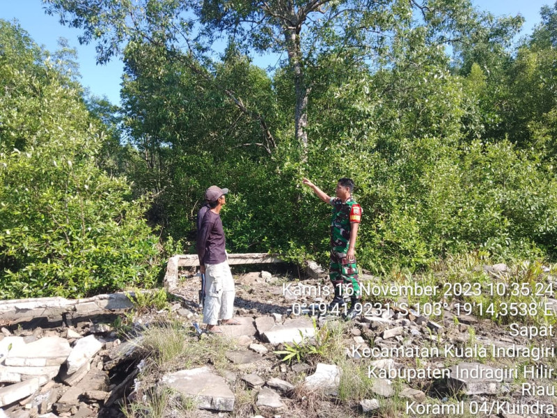 Bersama Babinsa Koramil 04/Kuindra Turun Untuk Patroli Karlahut