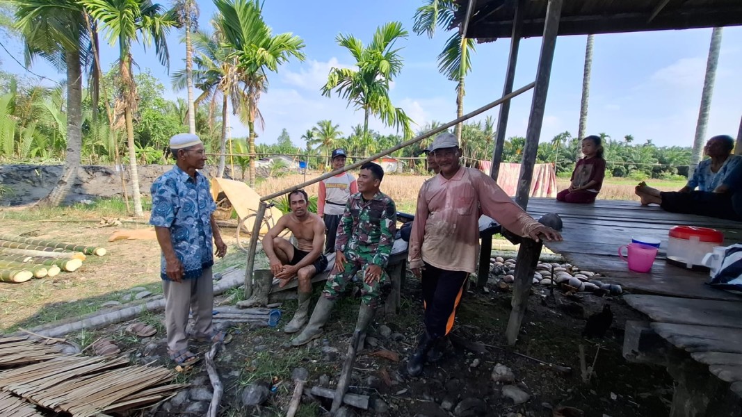 Babinsa Serda JG Hutauruk Laksanakan Komsos dengan Masyarakat Desa Teluk Kiambang, Perkuat Hubungan dan Sinergi