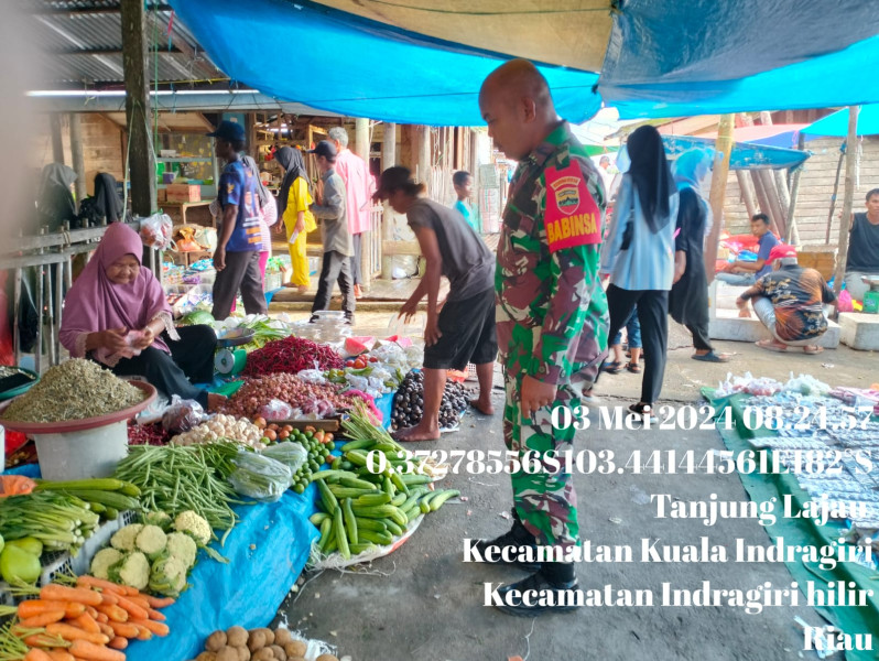 Babinsa Koramil 04/Kuindra Tingkatkan Stok dan Bahan Pokok Hanpangan di Pasar Tradisional